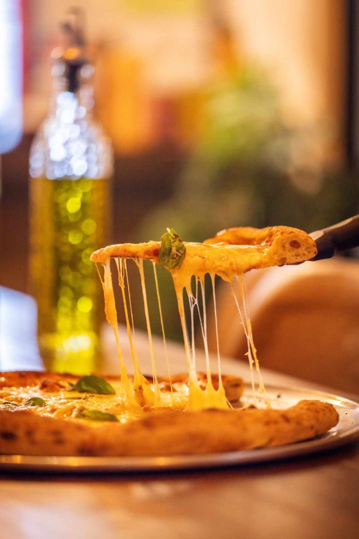 Rebanada de pizza con queso derretido