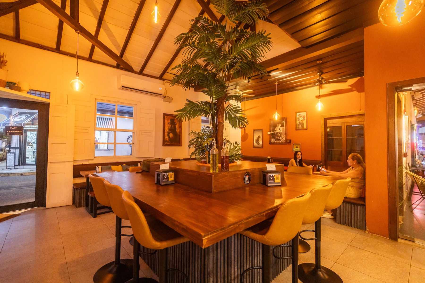 Interior de Los Juanchos en Liberia