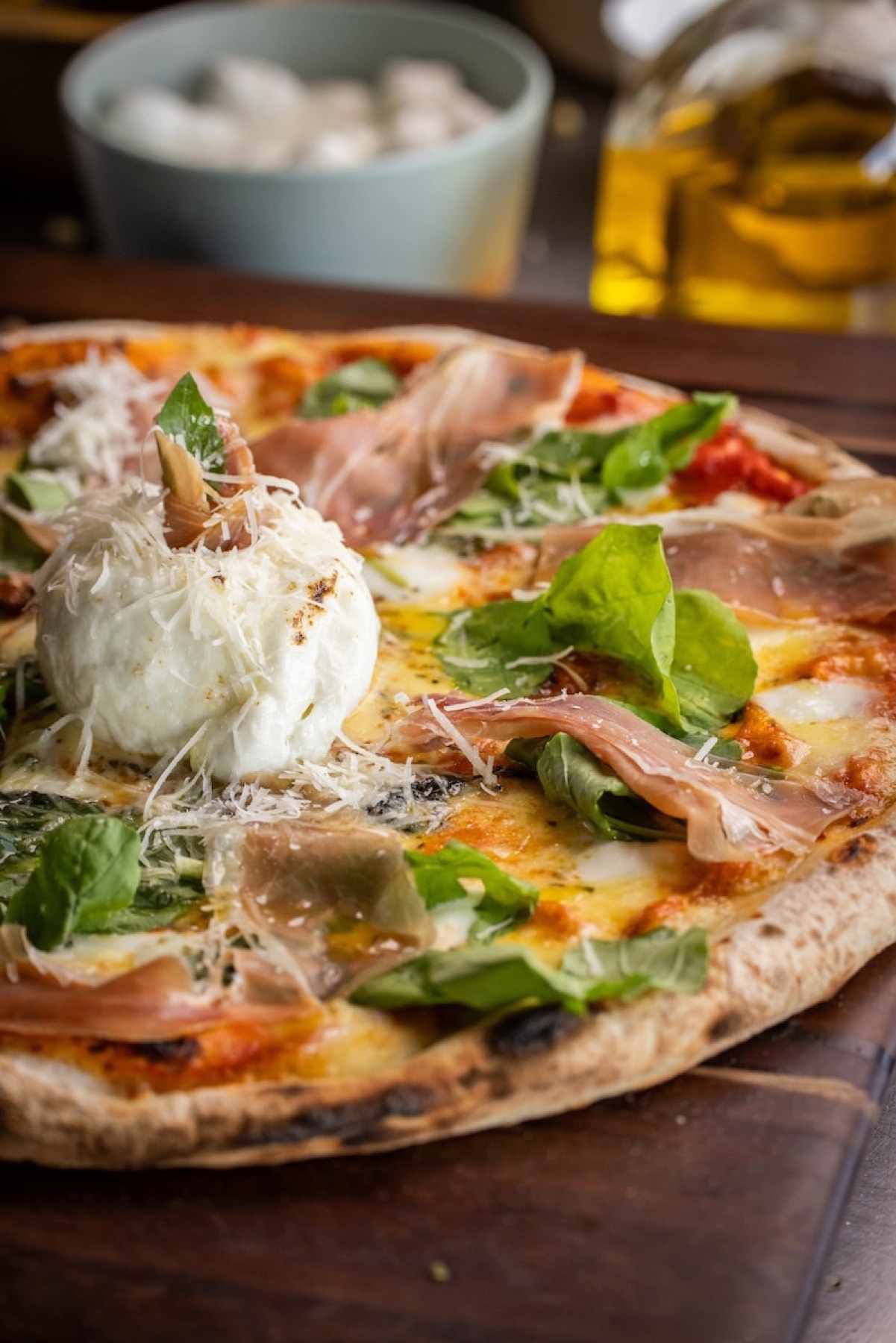 Pizza de prosciutto y burrata